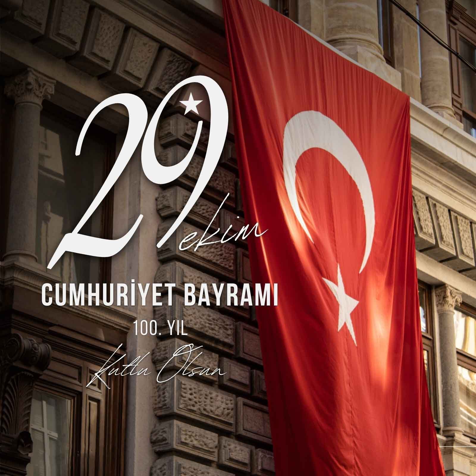 29 Ekim Cumhuriyet Bayramı 100. Yıl Yüksek Çözünürlüklü Görsel Tasarımı – Türk Bayraklı ve Tarihi Bina Temalı